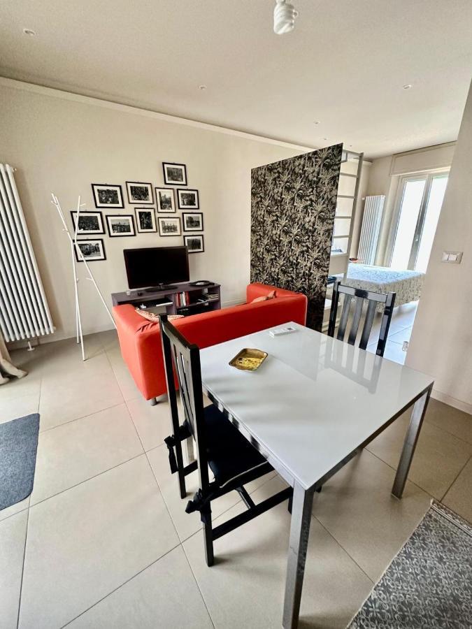 Piccolo Loft In Centro Asti Apartment Luaran gambar
